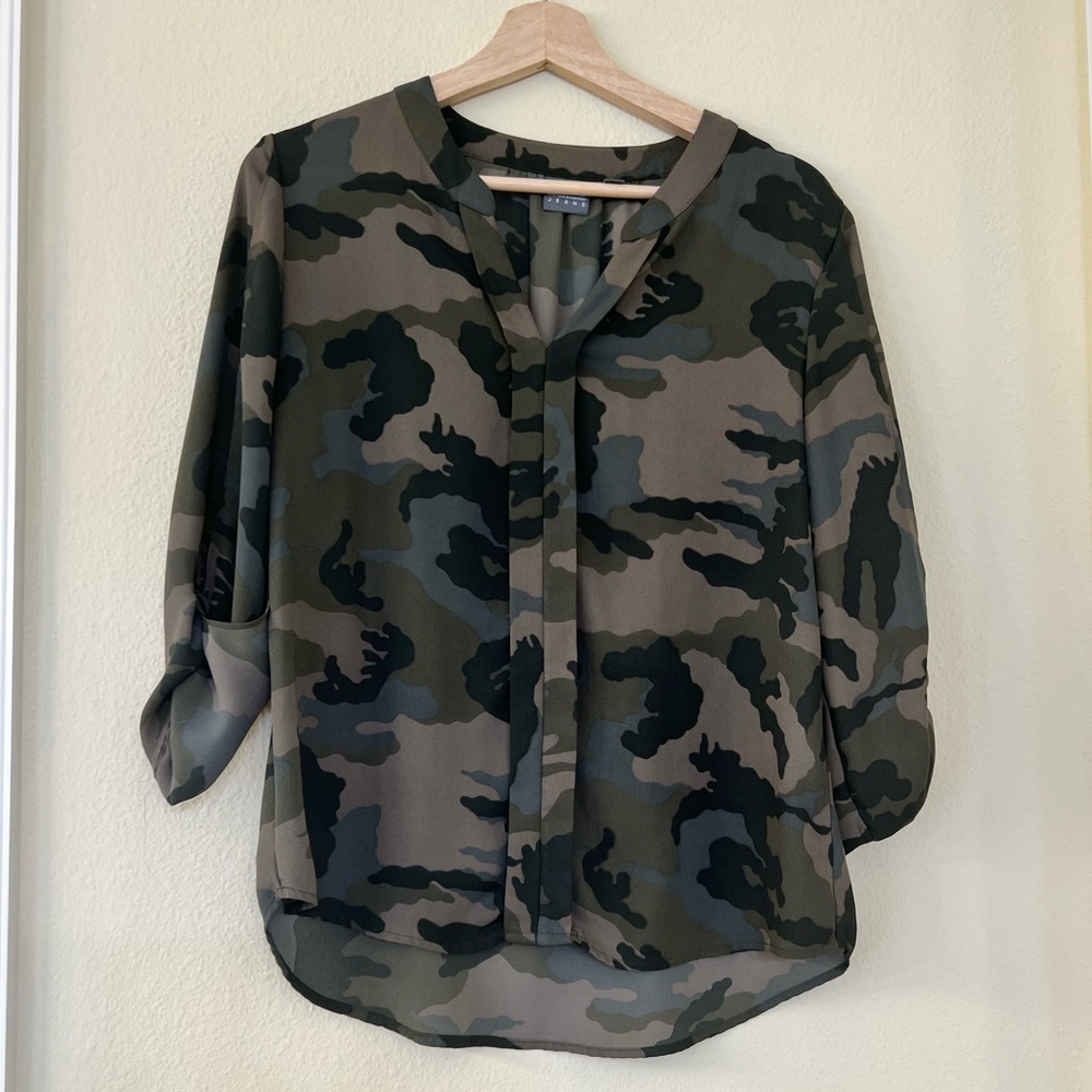 Camo 3/4 sleeve top. Great condition. Size S.